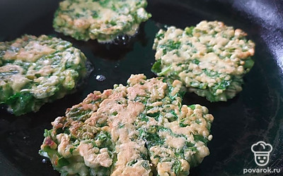 Затем переверните и жарьте с другой стороны еще 4 минуты.