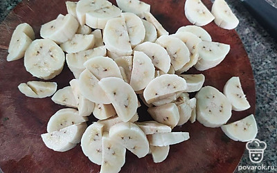 Бананы нарежьте ломтиками.