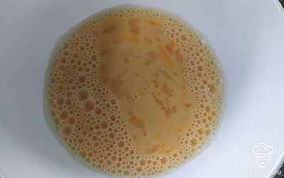 Яйцо взбейте с питьевым йогуртом.