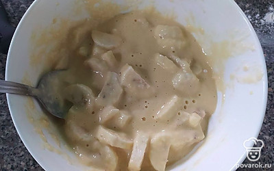 Добавьте муку, разрыхлитель и бананы. Все перемешайте.