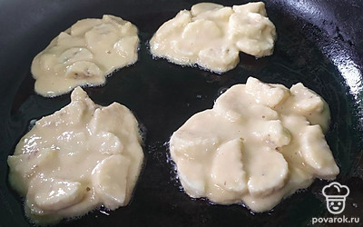 Выложите в сковороду на разогретое растительное масло и жарьте по 3-4 минуты с каждой стороны.