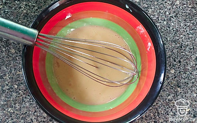 Взбейте сгущенку с яйцом до однородности. Добавьте молоко, тщательно перемешайте. Постепенно всыпайте муку, добавьте разрыхлитель. Перемешайте еще раз.