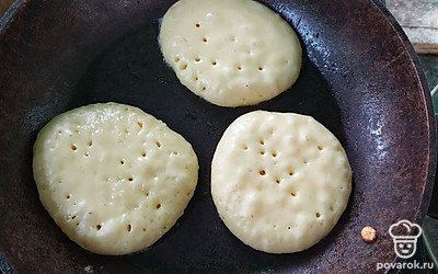 Столовой ложкой выкладывайте тесто на разогретую сковороду с растительным маслом на расстоянии друг от друга, так как они достаточно сильно увеличиваются в размере. Жарьте по 2-3 минуты с двух сторон на медленном огне до золотистого цвета.