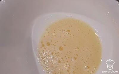 Яйцо и соль размешайте.