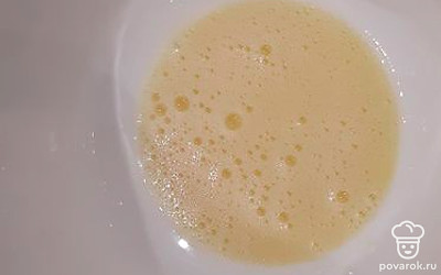 Добавьте сахар, йогурт, перемешайте.