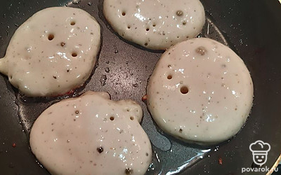 Выпекайте на раскалённой сковороде.