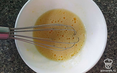 Яйца взбейте с сахаром.