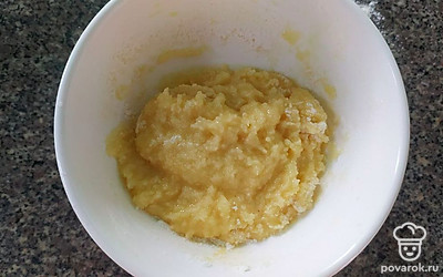 Добавьте кокосовую стружку и муку. Все перемешайте. 