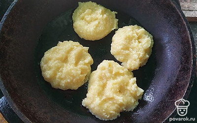 Выложите столовой ложкой на сковороду в разогретое растительное масло и жарьте на среднем огне 3 минуты.