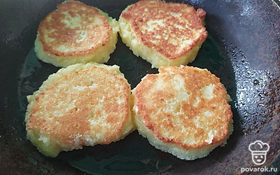 Затем переверните и обжарьте с другой стороны еще 3 минуты.