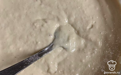 В глубокой миске взбейте яйца, соль и сахар до образования пены.