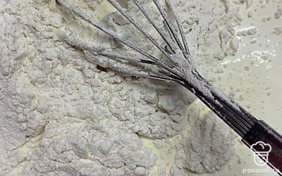 Добавьте подсолнечное масло и сливки. Всё хорошо перемешайте, добавьте муку и снова всё перемешать. Тесто должно получится как густая сметана.