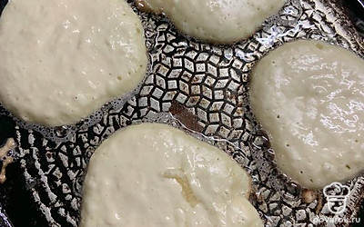 Жарьте на разогретой сковороде с добавлением подсолнечного масла. Обжаривайте с двух сторон до золотистой корочки.