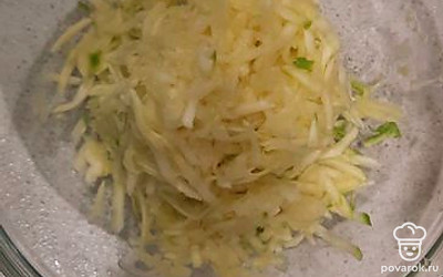 Кабачок натрите на крупной терке.