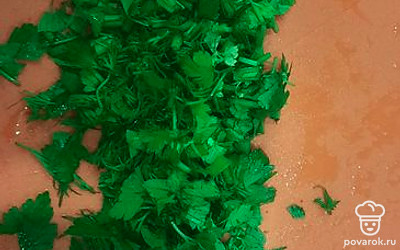 Мелко нарежьте зелень, добавьте к кабачкам.