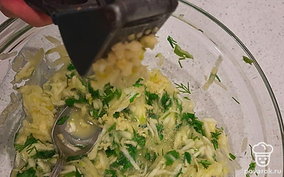 Выдавите в кабачки чеснок.