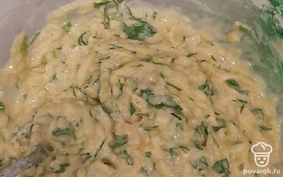 Добавьте муку, все тщательно перемешайте. Тесто должно получиться не жидким, но и не сильно густым, легко должно спадать с ложки.