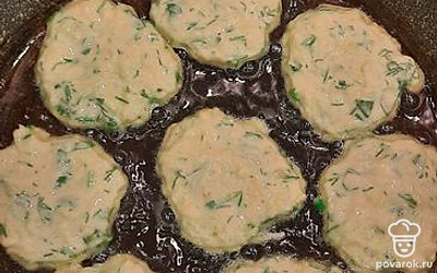 Жарьте на разогретой сковороде на среднем огне по 3 минуты с каждой стороны до золотистой корочки.