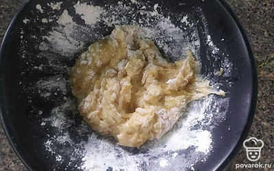 Добавьте муку и разрыхлитель, перемешайте.