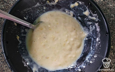 Влейте молоко, регулируя густоту теста. Оно по консистенции должно получиться как негустая сметана.