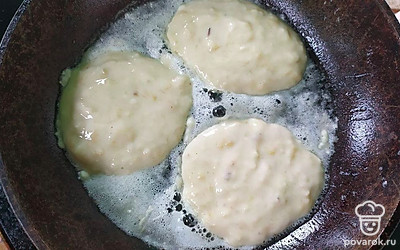 Выложите тесто ложкой на сковороду в разогретое растительное или сливочное масло.