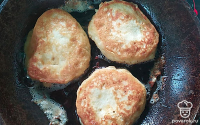 Жарьте с двух сторон до золотистого цвета на среднем огне, около 3 минут с каждой стороны.