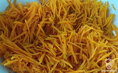 Тыкву очистите и натрите на мелкой терке.