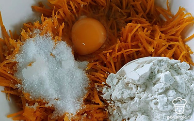 Добавьте яйцо, сахар, муку и хорошо перемешайте.