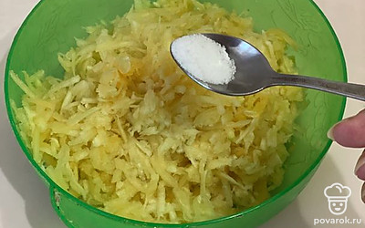 Кабачок натрите на крупной терке и добавьте соль. Хорошо перемешайте и оставьте на 7 минут, чтобы кабачки выделили свою жидкость.