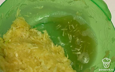 Выжмите тёртые кабачки и слейте всю жидкость.