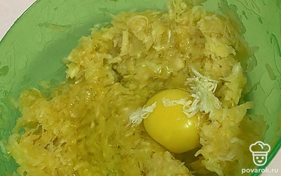 Добавьте 1 яйцо и тертый чеснок.