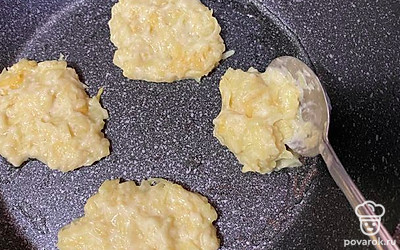 Разогрейте сковороду с маслом и столовой ложкой выложите оладьи.