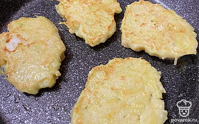 Обжарьте по 3 минуты с каждой стороны.