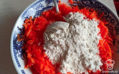 Натрите на крупной тёрке тыкву, переложите всё в тарелку и вбейте яйца, перемешайте. Туда же добавить сахар и муку, перемешайте.