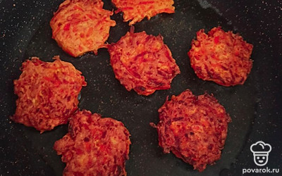 Поставьте разогреваться сковороду с маслом. Как только нагреется масло, ложкой аккуратно выложите оладушки. Обжаривайте по 5 минут с каждой стороны.