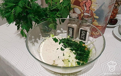 Смешайте все ингредиенты, посолите и поперчите по вкусу.