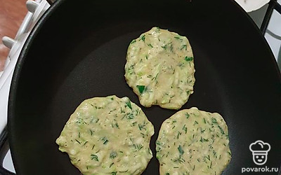 Жарьте на среднем огне по 3 минуты с каждой стороны. Смотрите по корочке.