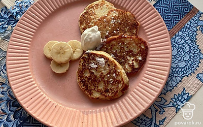 Подавайте с кусочками банана и сметаной.