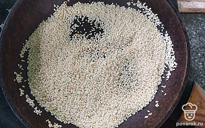 Обжарьте слегка кунжут на сухой сковороде.