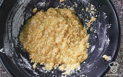 Сливочное масло разотрите с сахаром. Добавьте яйцо, кунжут, муку и разрыхлитель. Все тщательно перемешайте. Количество муки можно регулировать, тесто по консистенции должно получиться похожим на густую сметану.