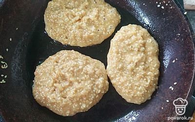 Выкладывайте ложкой получившуюся массу на разогретое растительное масло, формируя оладьи.