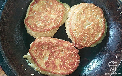 Обжарьте с обеих сторон на среднем огне по 3 минуты с каждой стороны до золотистого цвета.