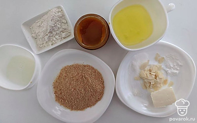 Просейте миндальную муку. По желанию обжарьте лепестки миндаля. Растопите кокосовое масло.