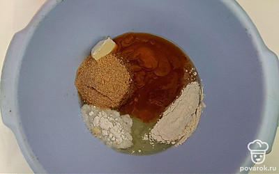 В глубокой миске смешайте яичный белок, тыквенное пюре, кокосовое масло, молоко. Следом в миску всыпьте миндальную муку, миндальные лепестки, протеин, разрыхлитель, стевию и ванилин.