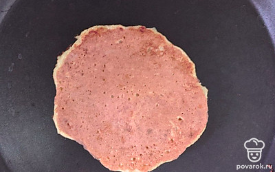 На антипригарную сковороду выложите пару столовых ложек теста и обжаривайте на среднем огне с каждой стороны по 3-4 минуты, без добавления масла. Проделайте так совсем тестом.