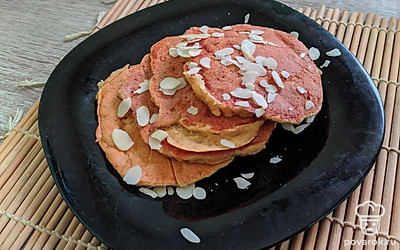 Готовые протеиновые оладьи выложите горкой на тарелку. Сверху оладья посыпьте обжаренными миндальными лепестками. Для украшения добавьте мяту, ягоды и по желанию полейте шоколадным или ягодным соусом без сахара.