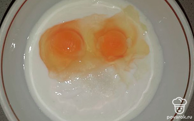 Смешиваем сметану, кефир, соль и яйца.