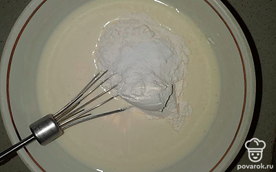 Добавляем муку и соду, хорошо перемешиваем.