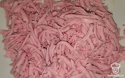 Натираем колбасу на крупной тёрке, добавляем в тесто.