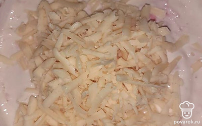 Натираем сыр на крупной тёрке, выкладываем в тесто.